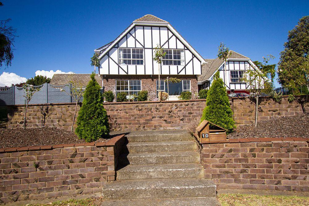 Tudor Manor Bed & Breakfast Panzió Paraparaumu Kültér fotó