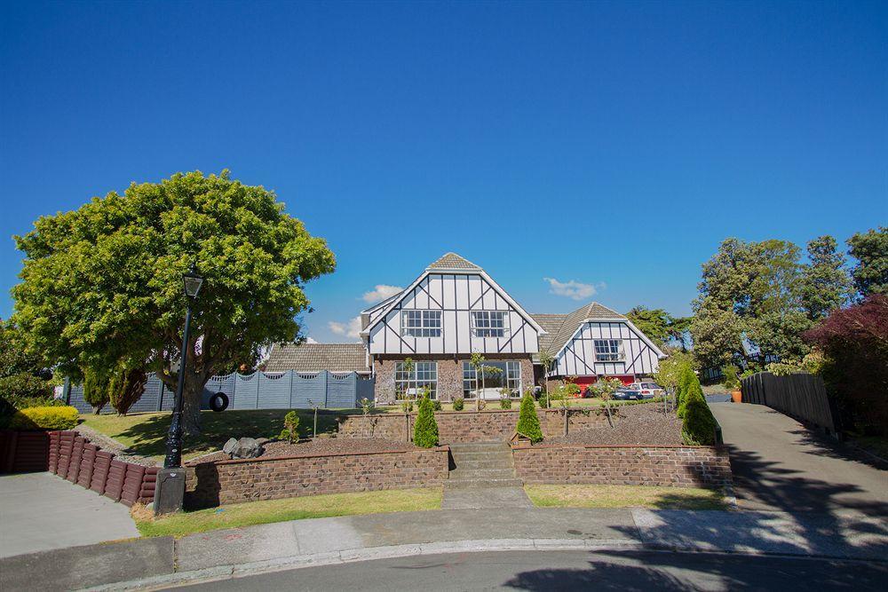 Tudor Manor Bed & Breakfast Panzió Paraparaumu Kültér fotó