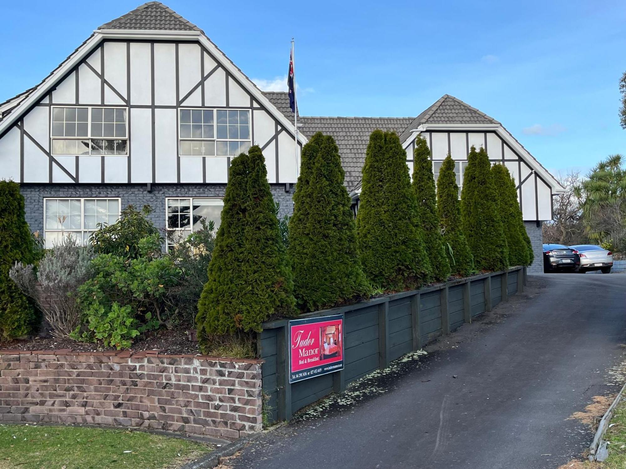 Tudor Manor Bed & Breakfast Panzió Paraparaumu Kültér fotó