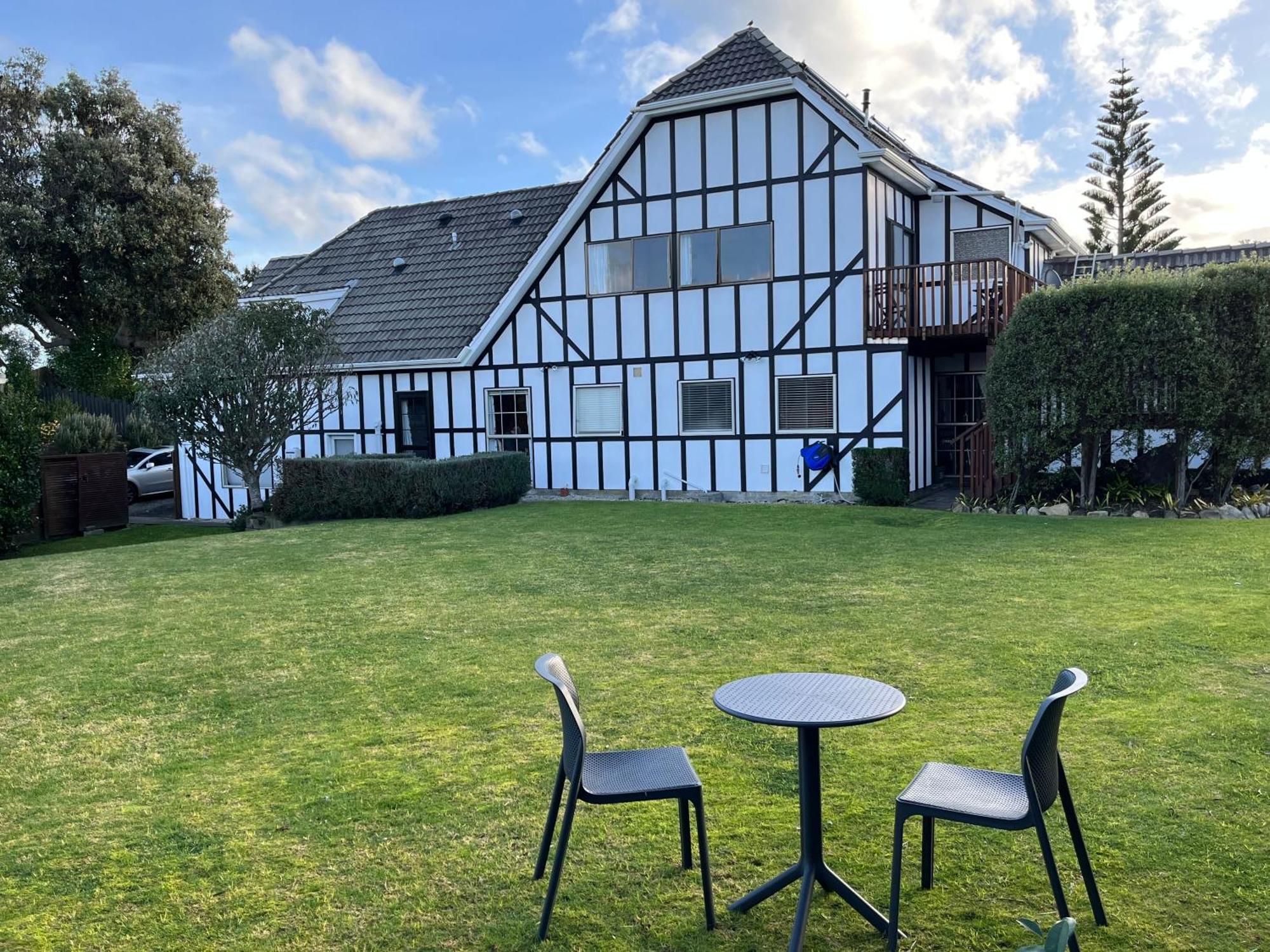 Tudor Manor Bed & Breakfast Panzió Paraparaumu Kültér fotó