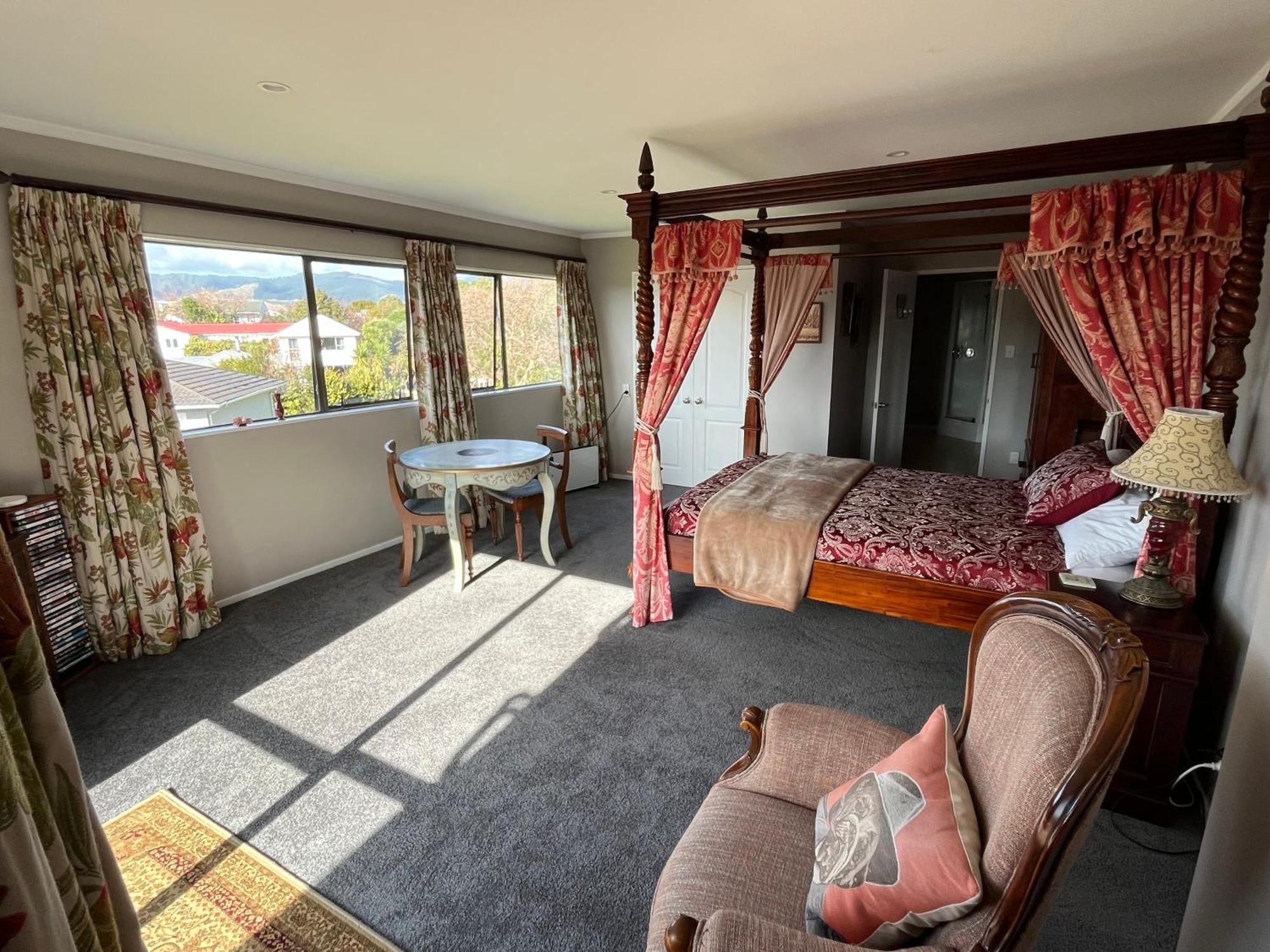 Tudor Manor Bed & Breakfast Panzió Paraparaumu Kültér fotó