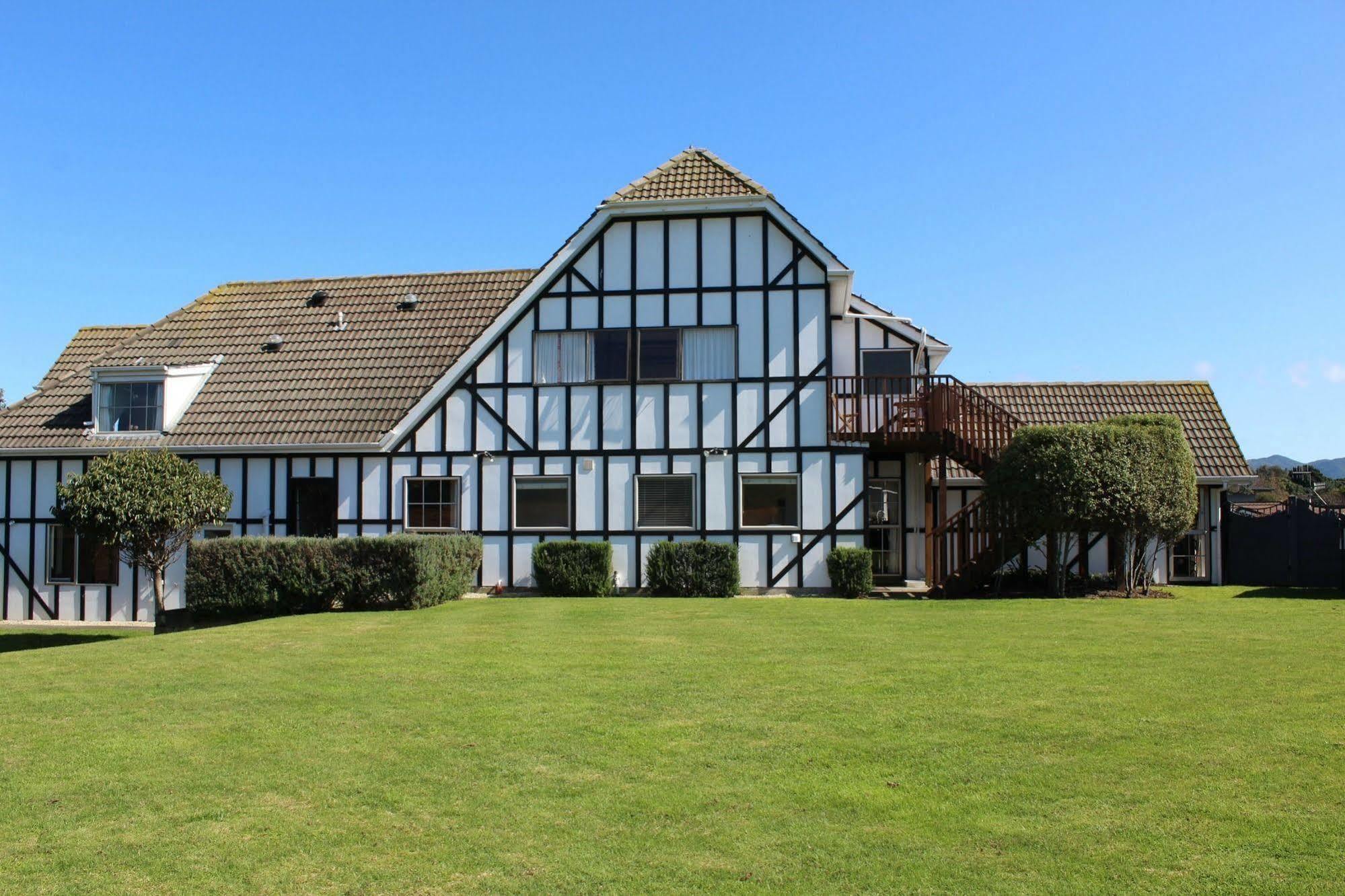 Tudor Manor Bed & Breakfast Panzió Paraparaumu Kültér fotó