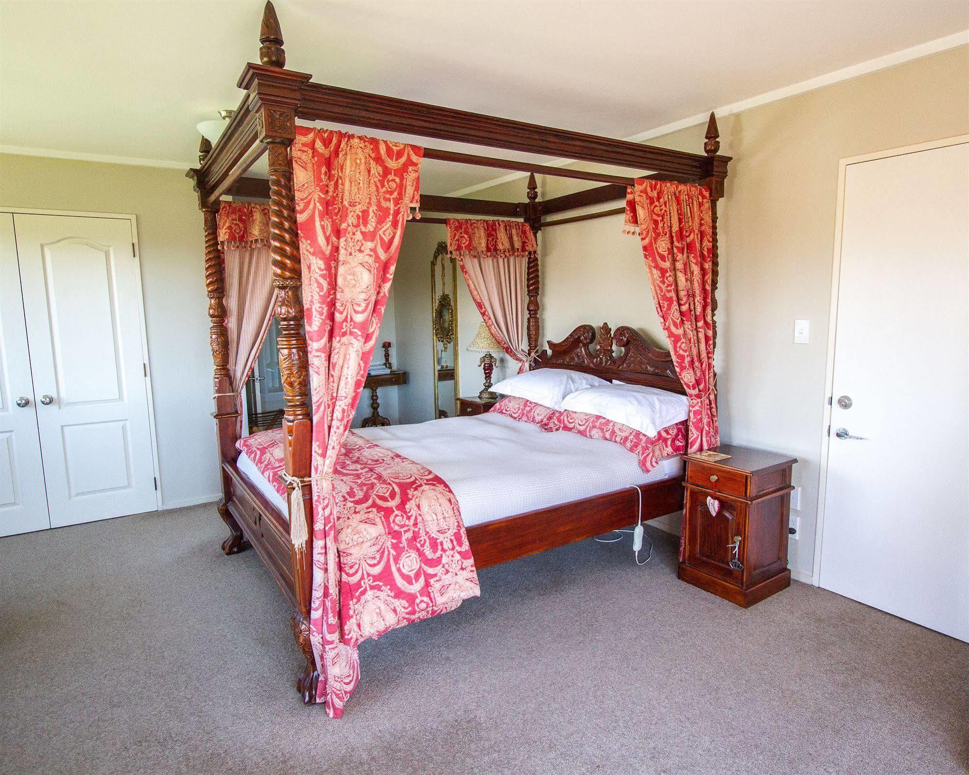 Tudor Manor Bed & Breakfast Panzió Paraparaumu Kültér fotó